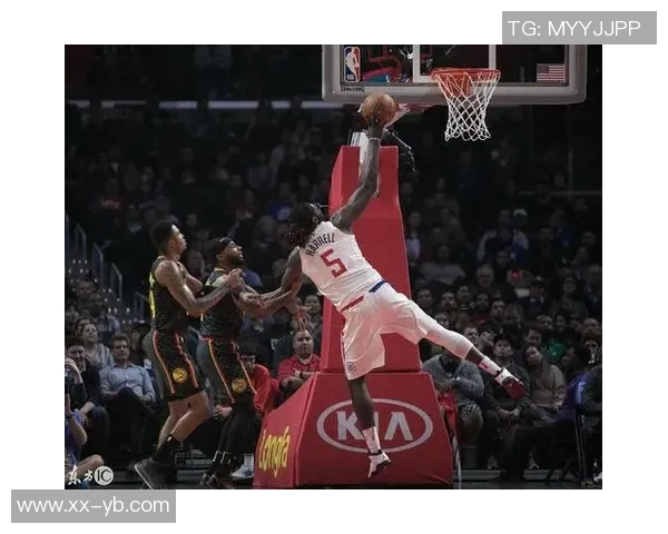 篮板之王德拉蒙德表现抢眼10投4中斩获8分15篮板助攻和盖帽均有贡献