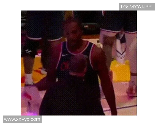 小卡眼部受伤坐替补席观看大屏幕回放球队面临单核困境